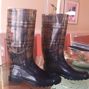 Authentic Burberry size 38/ 8 rain boots